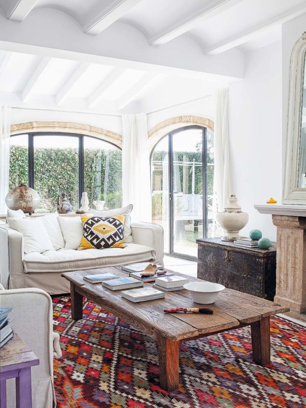 Rustic chic Mediterranean living room with ethnic rug and accessories
